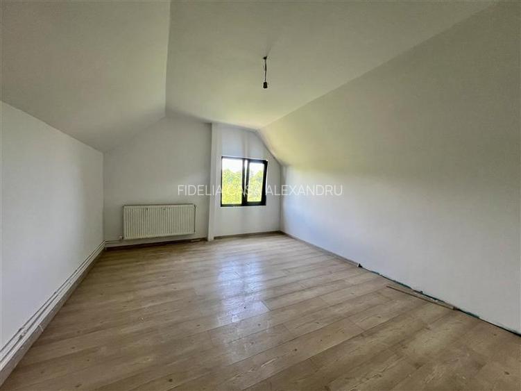 Casa cu 4 camere si 400mp de teren in Voinesti - 9