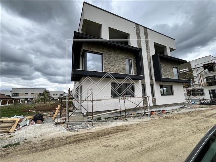 Casa tip duplex in Selimbar, 4 camere, terasa mare, teren 214 mp
