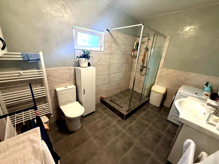 Casă individuală, complet mobilată și utilată, teren generos – zonă liniștită