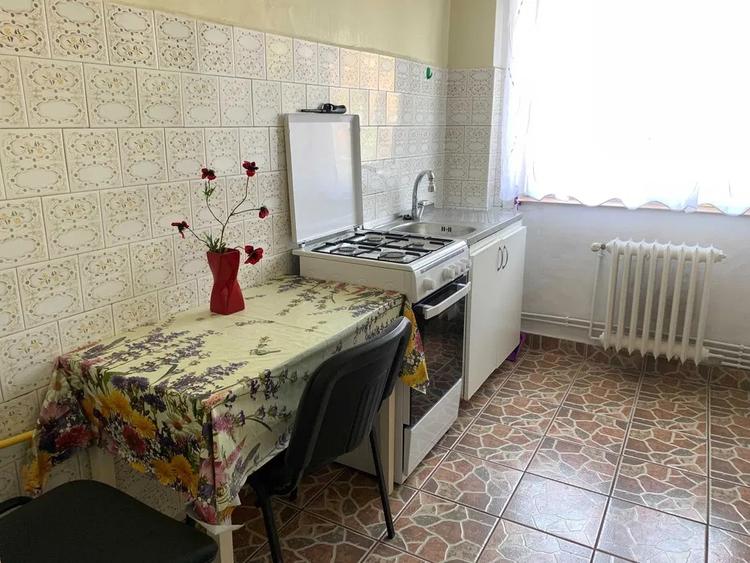 Apartament 2 camere, etajul 3/4, zona Podu Ros