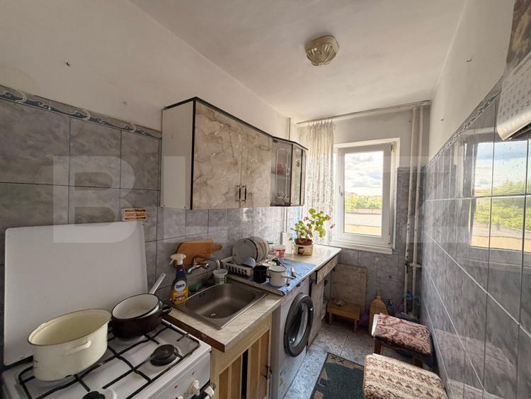 Apartament de 3 camere, semideocomandat, zona Cornitoiu