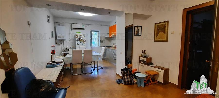 Vanzare apartament 3 camere in Vila Pajura