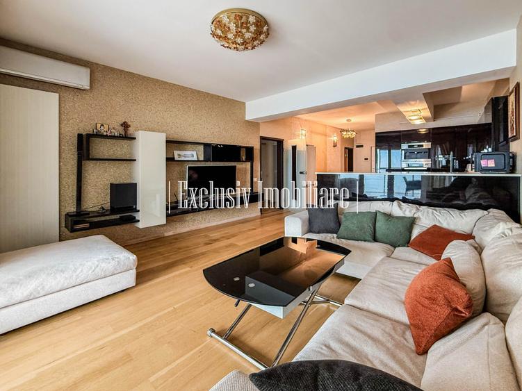 Vedere Frontala la Mare si Plaja la Picioare - Apartament cu Parcare Privata