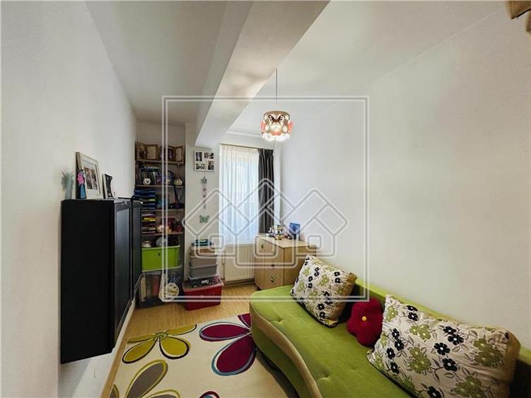 Apartament 3 camere, balcon, loc de parcare - Turnisor