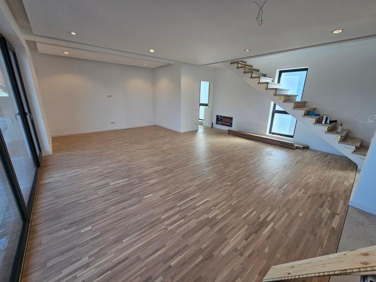 Single 5 camere, 500 mp, asfalt, placa peste etaj