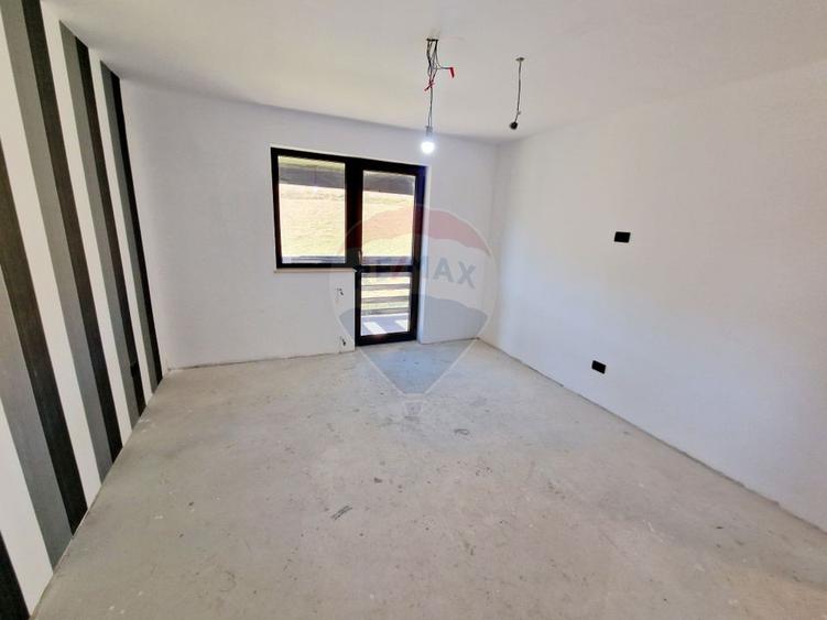 Casă / Vilă cu 8 camere de vânzare în zona Balaur