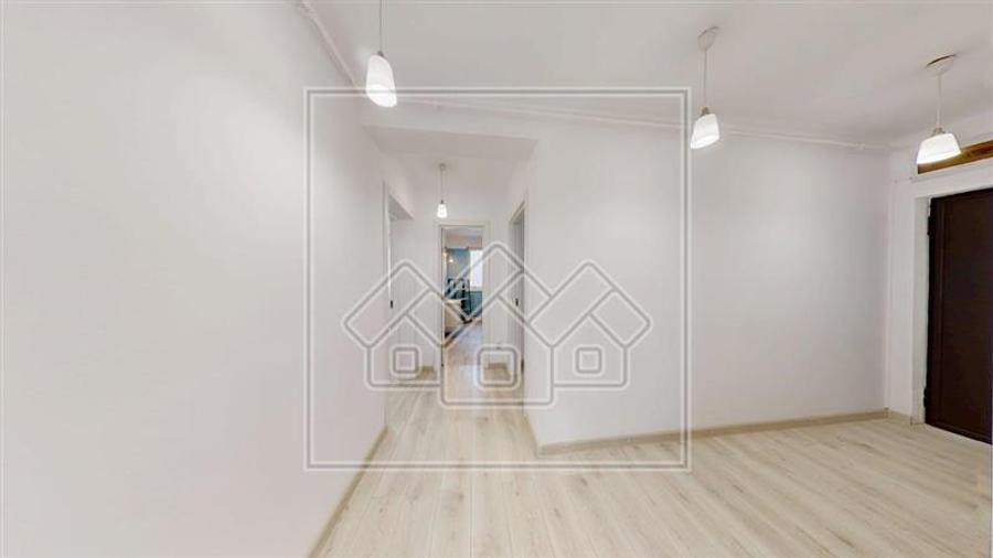 Apartament cu 3 camere, balcon, boxa si parcare - Selimbar