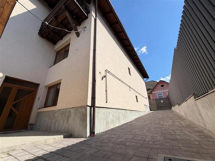 Casa 5 camere 4 bai teren 486 mp zona Trei Stejari