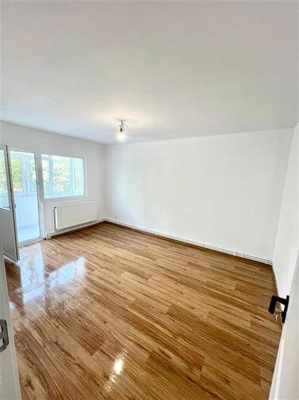 Apartament cu 4 camere Dacia, et 1