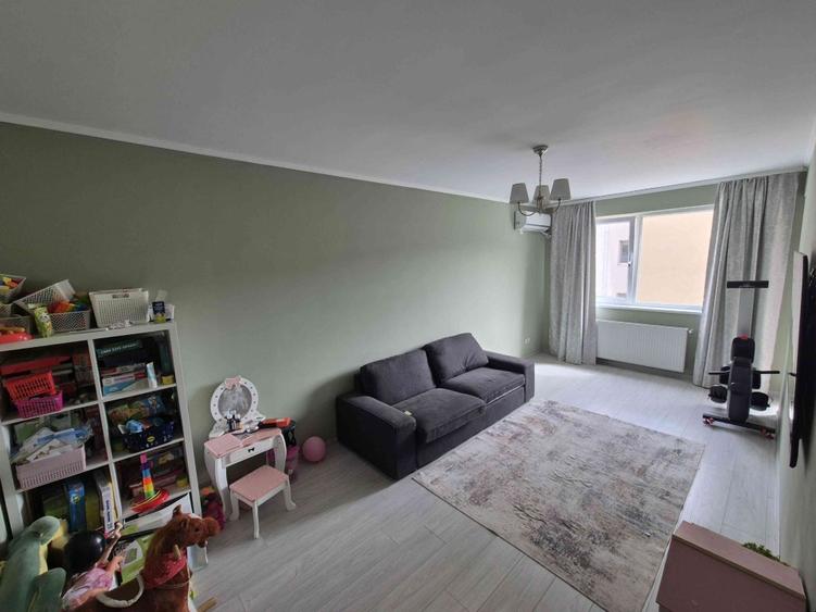 Vând apartament cu 3 camere.