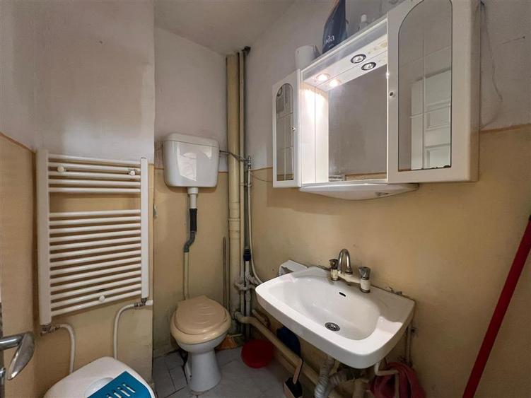 Apartament cu  4 camere si garaj zona centrala