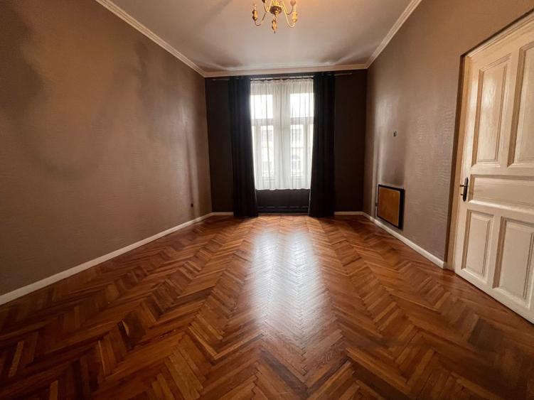 De vânzare apartament 3 camere zona semicentrală