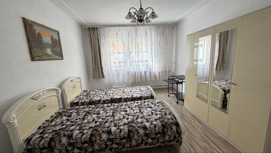Apartament modern 3 camere cu balcoan terasa și curte comuna in Strand