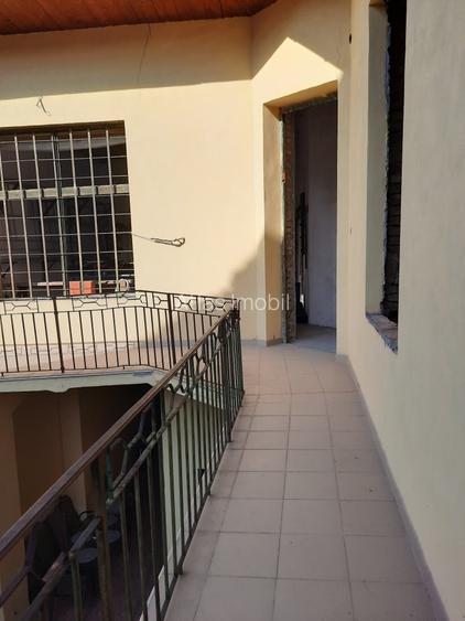 Cladire mixta cu spatii la parter si numeroase incaperi -central - 8
