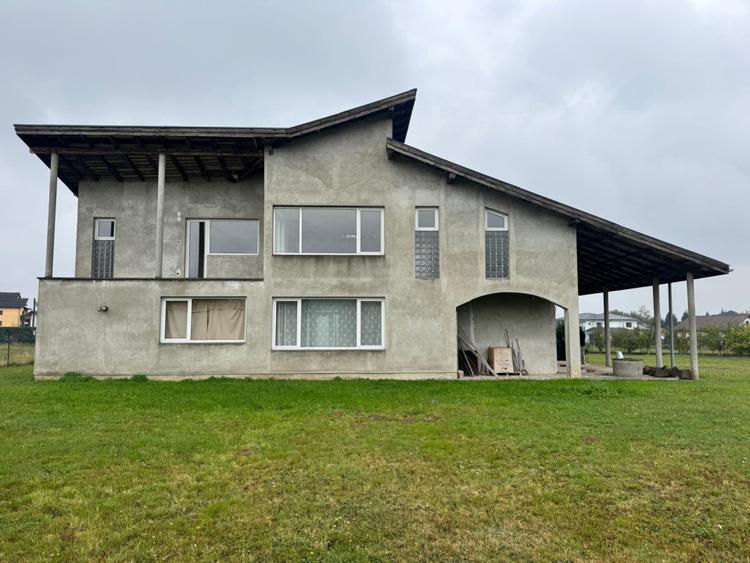 Casă semifinisată cu teren generos – 377 mp utili, 5754 mp teren – ideală pentru