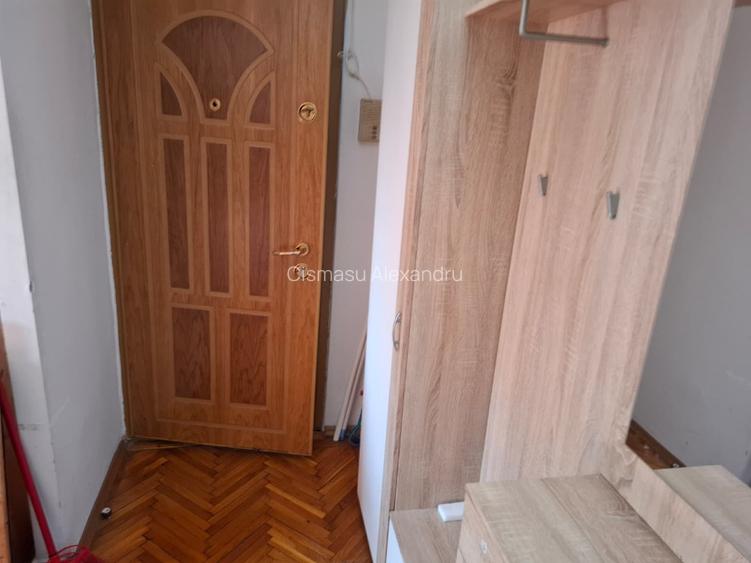 Inchiriez apartament 3 camere , 2 bai zona centrala