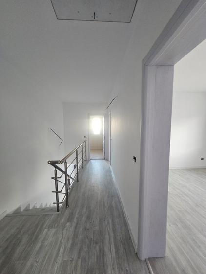 Vanzare Casa mijloc de triplex/3 camere id nr 50