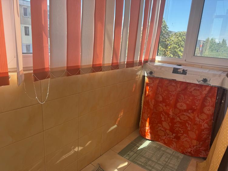 Vând apartament cu două camere etajul trei