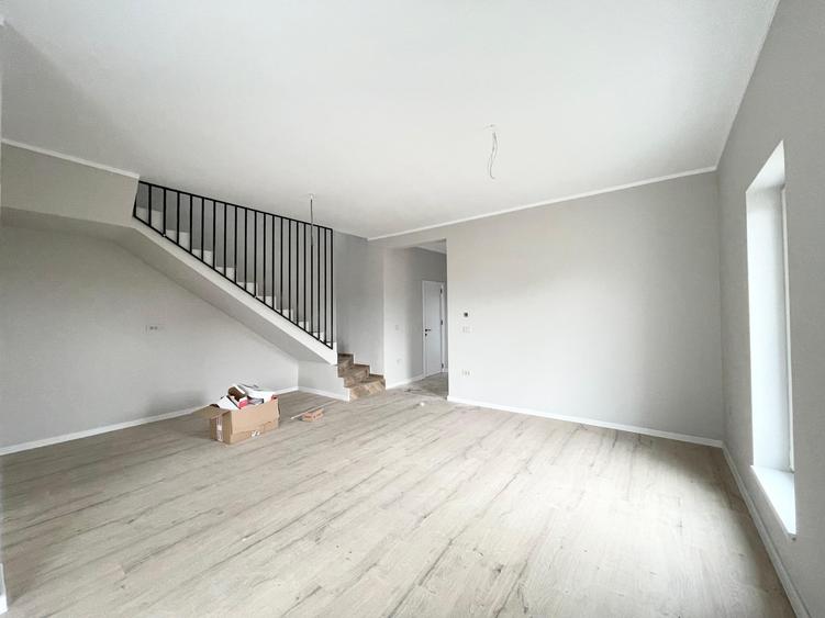 Duplex separat prin camera tehnica, 4 camere - Mosnita Veche