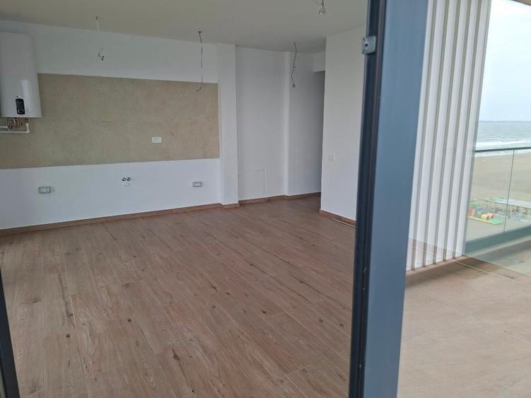 2 Ap in fata resortului Phenicia din Mamaia . Frontala la Mare + Loc Parcare