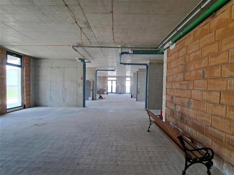 Spatiu comercial, 711 mp utili, situat in cartierul Intre Lacuri!