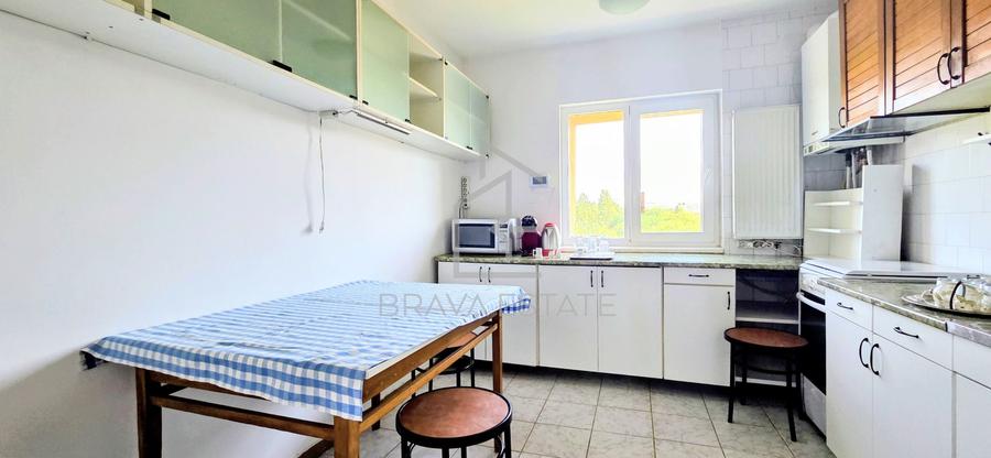 Apartament 3 camere, 2 bai, balcon, zona UMF