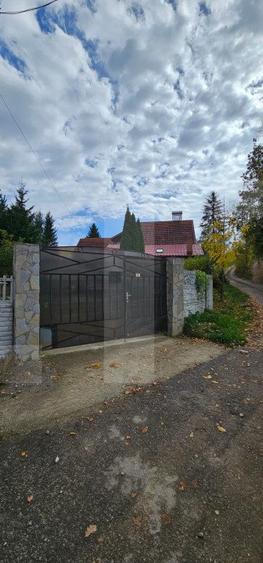 Casa cu 3 corpuri de vanzare, 6 camere, 400 mp + teren 2800 mp I Barcani