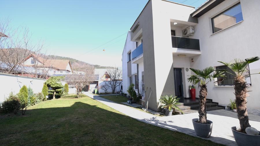 Vanzare Ultracentral orasul Piatra Neamt compus din 3000 mp teren si 4 cladiri