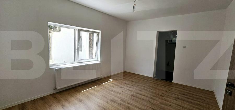 Casă spațioasă, de vanzare, cu 10 camere, 200 mp, zona semicentrala