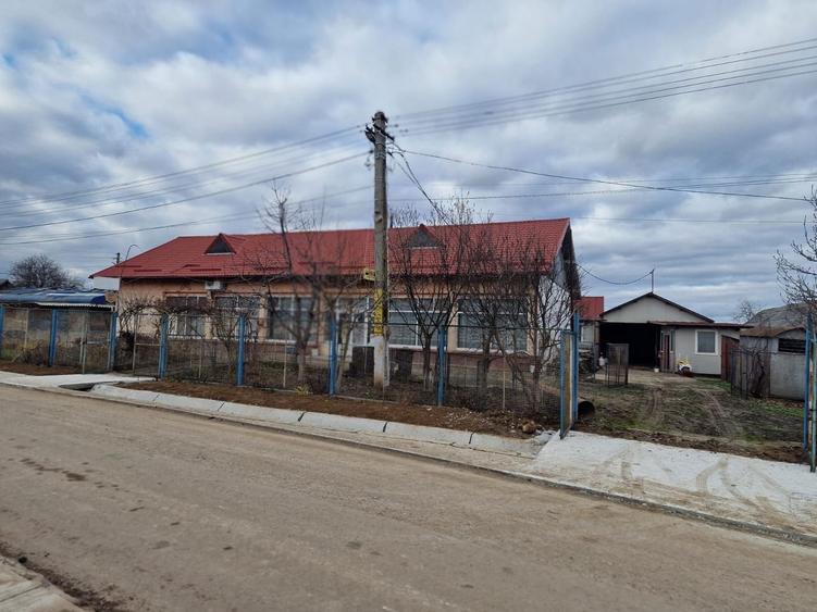 Se oferă spre vânzare / închiriere clădire cu spațiu comercial