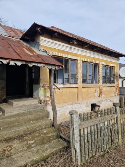 Teren 1528 mp cu casă de vânzare în centrul Gherceștiului — Investiție excelentă