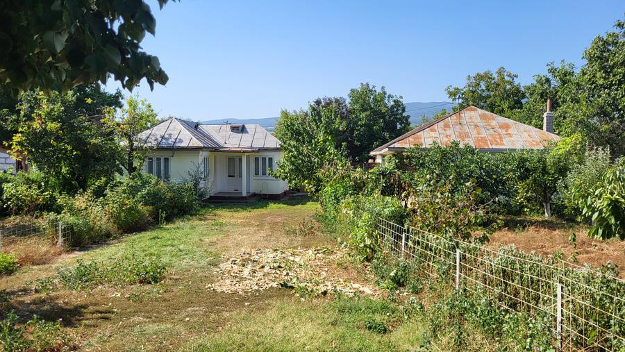 Casă de vânzare în mediul rural – liniște, natură și confort
