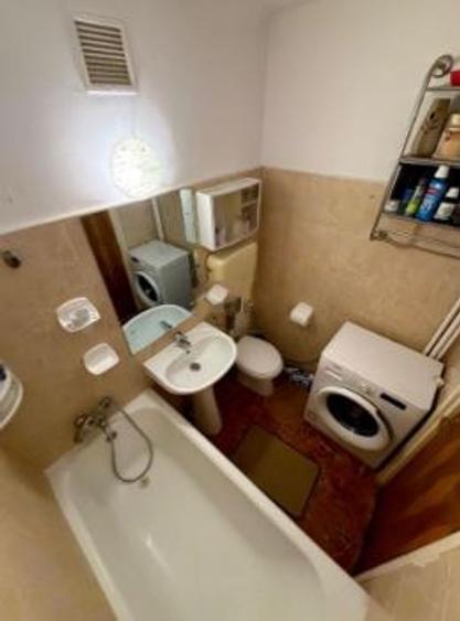 Apartament 3 Camere,Piata Trapezului,et.2/4,Amenajat,loc parcare,Liber