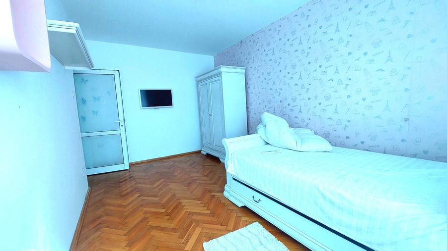 Apartament cu 4 camere 2 bai, 2 balcoane, boxa si garaj CETATE mobilat si utilat