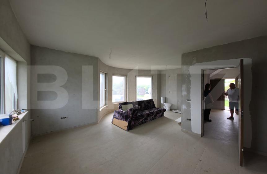 Casa cu 5 camere, 300 mp, teren 17 ari, Valea Rusului