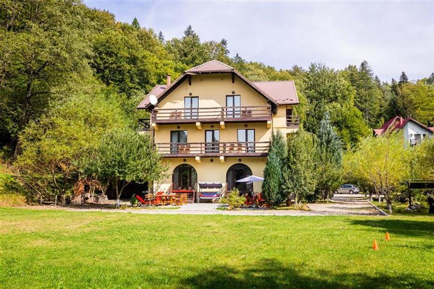 FILM! Complex turistic apreciabil, pe 2.000 mp teren in Cheile Rasnoavei, Brasov