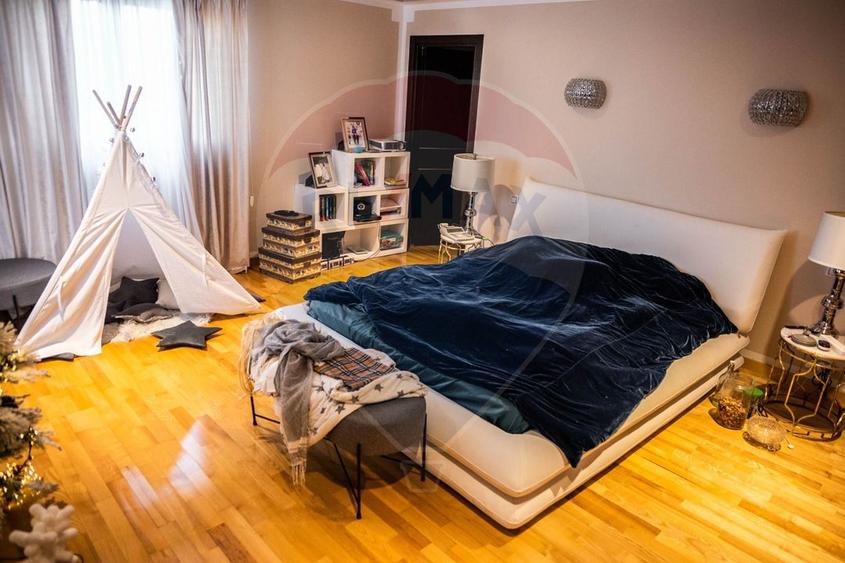 Casă / Vilă de lux cu 6 camere de vânzare în Șcheia, Suceava