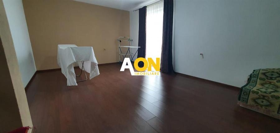 Casa 10 camere, 1000 mp teren, la asfalt, Barabant
