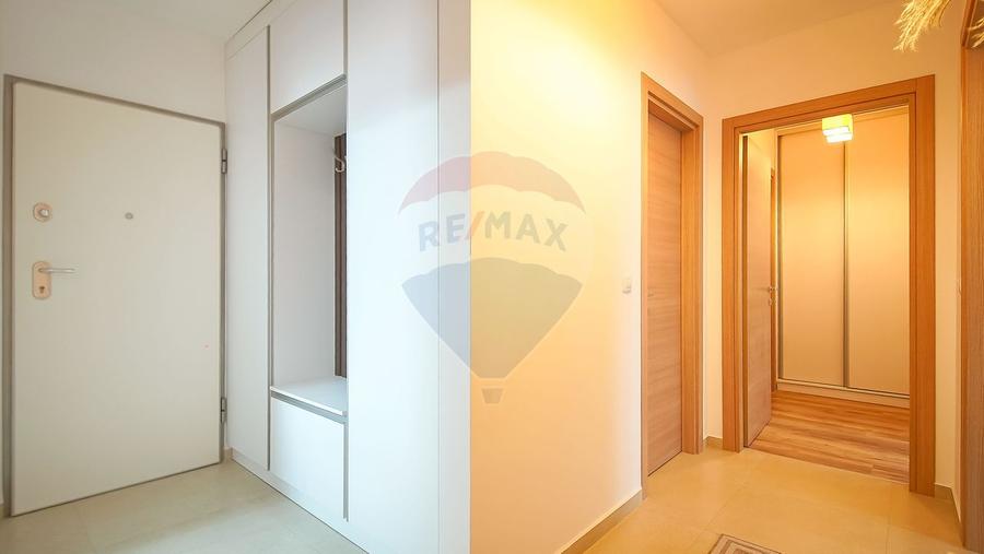 Apartament cu 3 camere, prima închiriere, în zona Tractorul