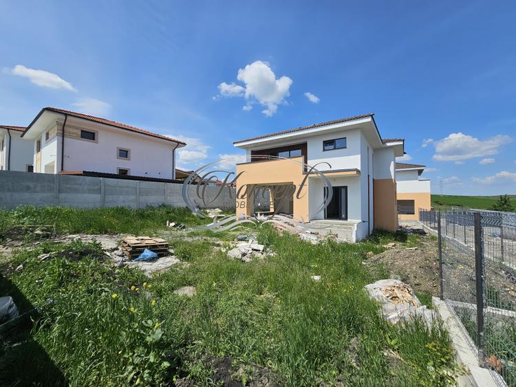 Casa individuala cu garaj si terase generoase in Chinteni