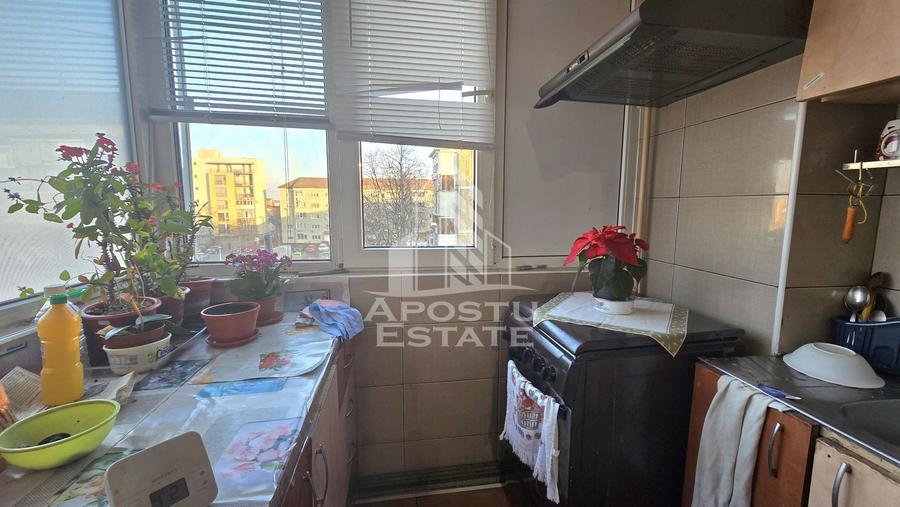 Apartament de vanzare cu 3 camere, centrala proprie, etaj 3, Lipovei