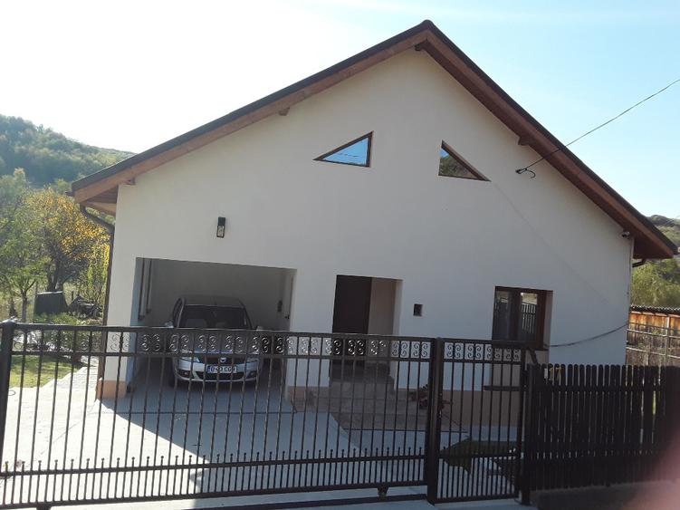 Se vinde casa individuala in satul Totea de Hurezani, judetul Gorj