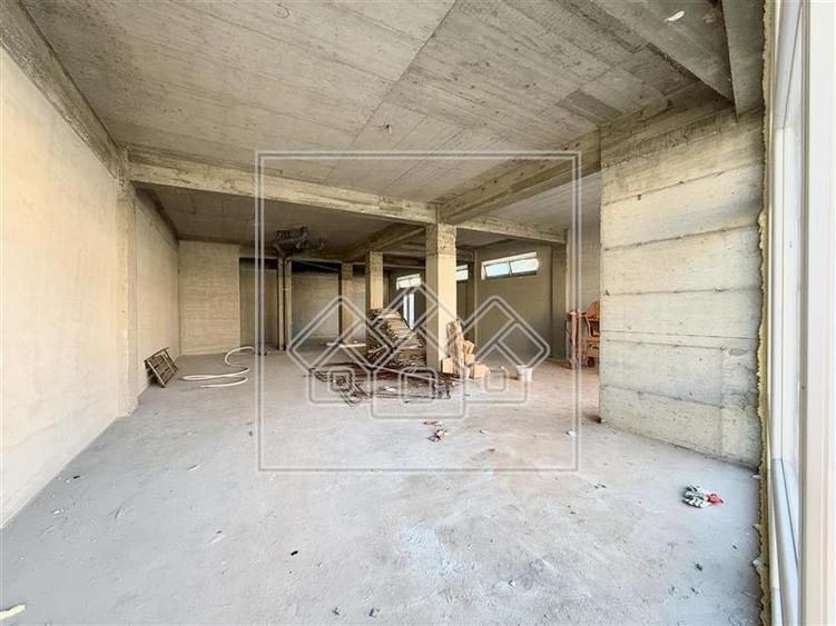 Spatiu comercial in Selimbar-116mp, vitrina stradala, terasa,4 parcari