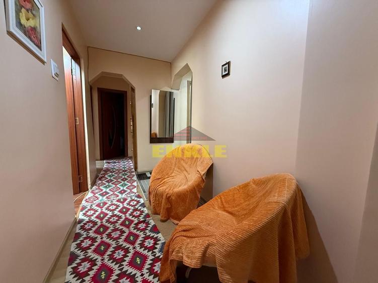 De vânzare apartament 4 camere decomandat, etaj 1 – zona Capat la 1