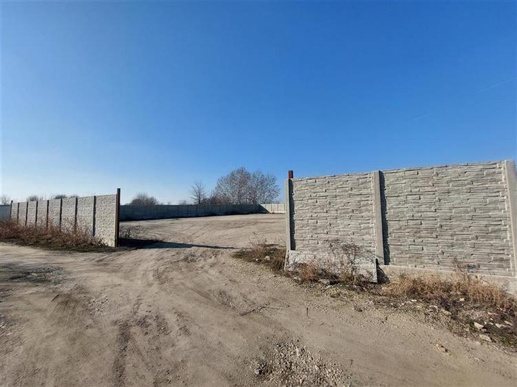 Teren ingradit si betonat, in apropiere de Aeroport
