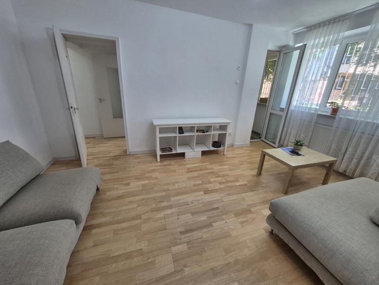 3 camere renovat, mobilat , balcon, str.Londra, loc parcare inclus