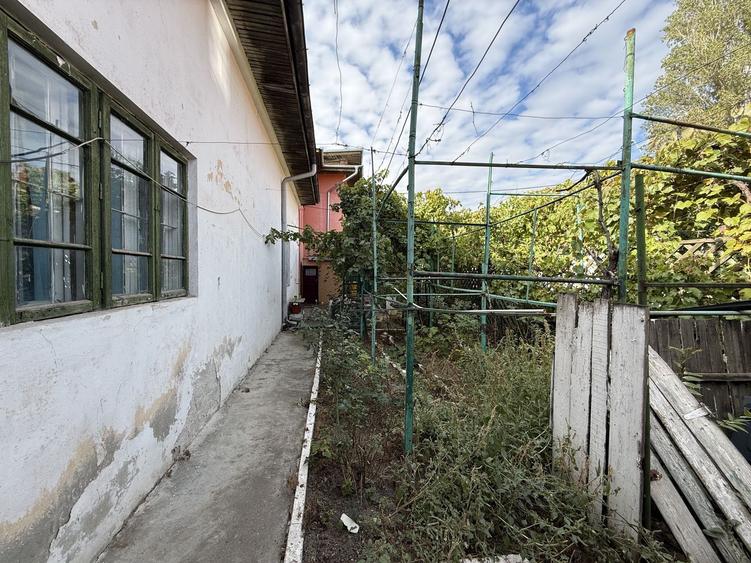 De vanzare apartament de 94MP cu curte de 90 MP