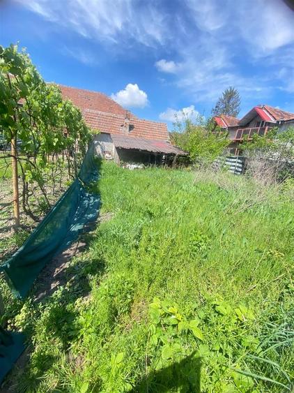 Apart la casa Bogdanestilor curte acces cu masina centrala proprie