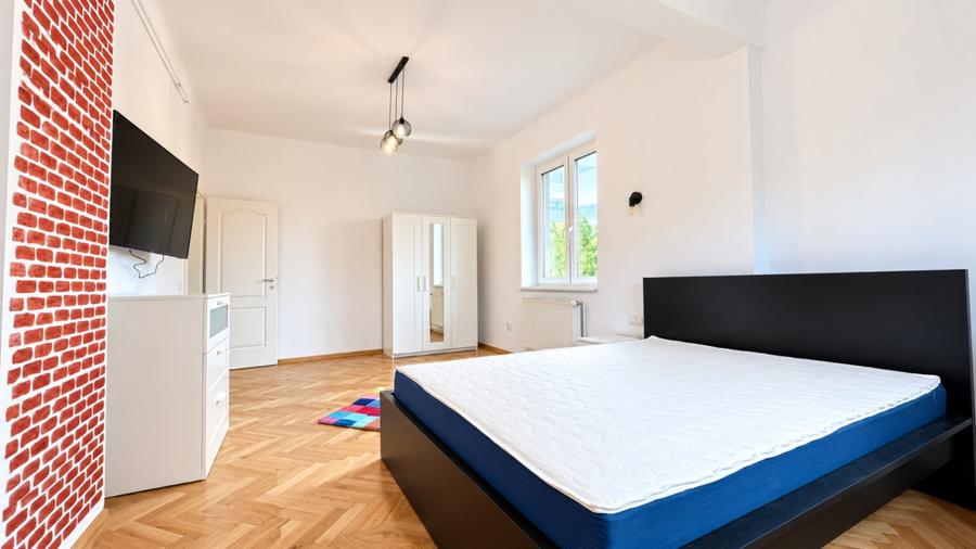 Liniște și intimitate în zona centrală–Apartament in vila, garaj+demisol