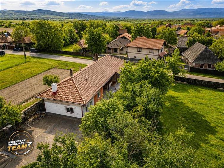 1.200mp teren si casa cu gradina inflorata, aproape de Targu Secuiesc: Belani